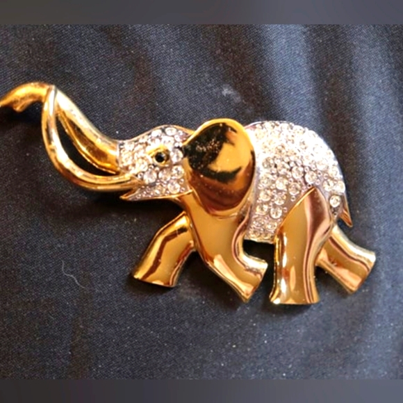 Vintage Signed Sphinx Gold Tone Elephant Brooch with White Rhinestone's - Picture 1 of 7